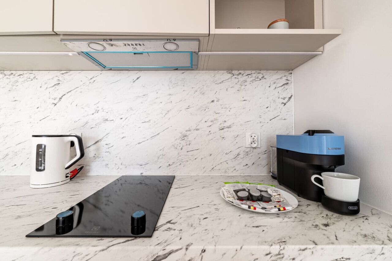 Fridge, oven, stovetop, coffee/tea maker