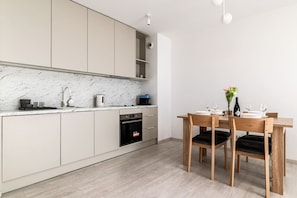 Fridge, oven, stovetop, coffee/tea maker