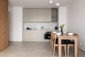 Réfrigérateur, un four, surface de cuisson, cafetière-théière