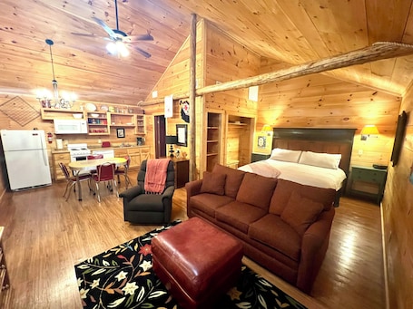 1 bedroom, iron/ironing board, WiFi, bed sheets. PX Cafe #69 Cabin in town, walking distance to the courthouse square.