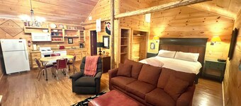 PX Cafe #69 Cabin in town, walking distance to the courthouse square.