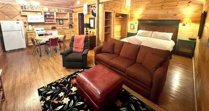 PX Cafe #69 Cabin in town, walking distance to the courthouse square.