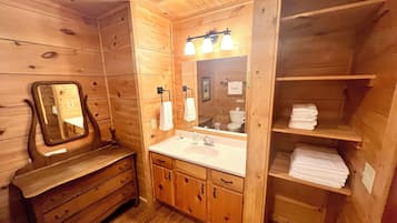 Haartrockner, Handtücher, Seife, Toilettenpapier