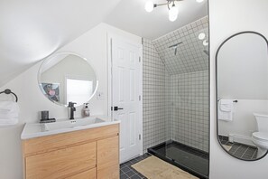 Haartrockner, Handtücher, Seife, Shampoo