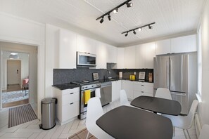 冷蔵庫、電子レンジ、オーブン、コンロ