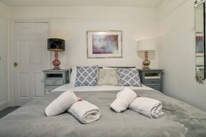 3 makuuhuonetta, silitysrauta/-lauta, ilmainen Wi-Fi, vuodevaatteet