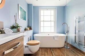 Dusch, hårtork och handdukar