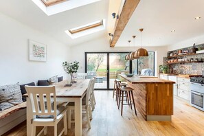 Kjøleskap, mikrobølgeovn, ovn og kjøkkenutstyr