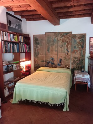 1 غرفة نوم ومكواة/لوح كي وواي فاي وملاءات أسرّة