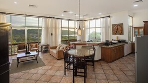 Una cocina amplia con una isla grande, comedor y vistas al exterior.