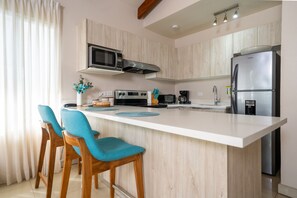 Kjøleskap, mikrobølgeovn, ovn og kokeplater