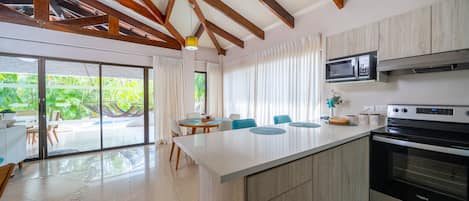 Kjøleskap, mikrobølgeovn, ovn og kokeplater