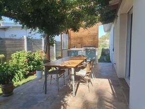 Outdoor dining - Maison Familiale au Coeur du Bassin d Arcachon (Biganos)