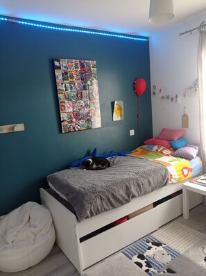 3 عدّة غرف نوم ومكواة/لوح كي وواي فاي مجانًا وملاءات أسرّة