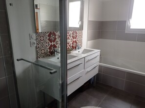 مجففات شعر، مناشف، صابون، ورق حمّام