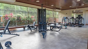 Duplex família, cozinha, vista para a piscina | Sala de fitness