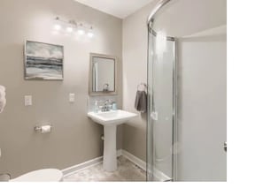 Douche, séchoir à cheveux, serviettes fournies, savon