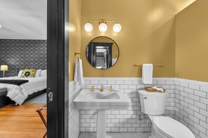 Standard Süit, 2 Yatak Odası, Sigara İçilmez, Bahçe Manzaralı | Banyo | Saç kurutma makinesi, havlu, sabun, şampuan 