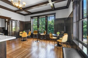 Lobby sitting area - Rockwood Inn (Cape Girardeau)