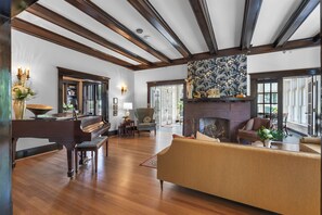 Lobby sitting area - Rockwood Inn (Cape Girardeau)