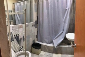 Ducha, cabezal de ducha tipo lluvia, toallas