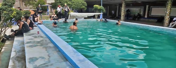 2 outdoor pools