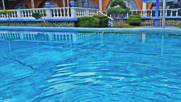 2 สระว่ายน้ำกลางแจ้ง