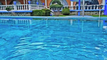 2 albercas al aire libre