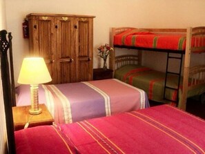 Free WiFi, bed sheets - hotel casa de los santos (Guanajuato)