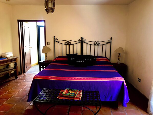 واي فاي مجانًا وملاءات أسرّة