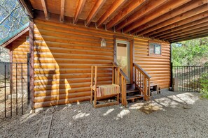 Exterior - Very cool family cabin with bear theme decorations, two decks and much more.  (Mount Lemmon)