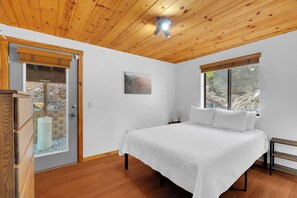 2 bedrooms, free WiFi, bed sheets - Very cool family cabin with bear theme decorations, two decks and much more.  (Mount Lemmon)