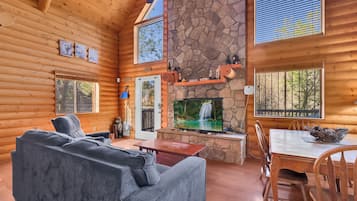 Televisión y chimenea