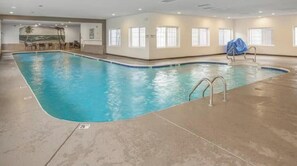 Una piscina techada, una piscina al aire libre