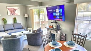 Smart-TV, peis og bøker