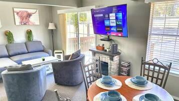 Smart-tv, eldstad och böcker