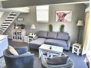 Smart TV, chimenea, libros