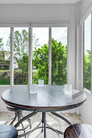 Dining - Remodeled Gorgeous Branson Condo! Lake, Fish, Sunroom with View! No stairs (Branson)