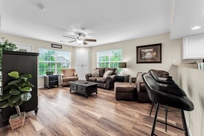 Smart TV, books - Remodeled Gorgeous Branson Condo! Lake, Fish, Sunroom with View! No stairs (Branson)