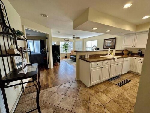 Gorgeous and Large! Lake, Fish, Sunroom with View!