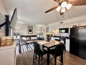 Fridge, microwave, oven, stovetop - Trendy Condo Close to Attractions/Lake Taneycomo (Branson)