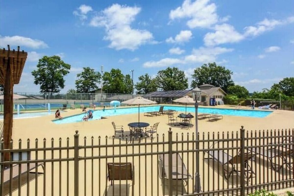 Een binnenzwembad en een buitenzwembad