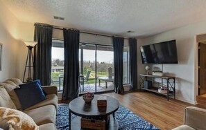 Smart TV - Gorgeous Golf Views, two porches, 3 pools, 1 heated, Hot Tub, Resort! (Branson)