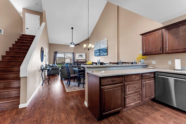 Interior - 3 King Beds, 3 Pools, Year Round Hot Tub and Indoor Pool, Golf, Lake Access! (Branson)