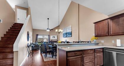3 King Beds, 3 Pools, Year Round Hot Tub and Indoor Pool, Golf, Lake Access!