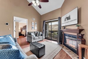 Smart TV, fireplace, books, stereo - 3 King Beds, 3 Pools, Year Round Hot Tub and Indoor Pool, Golf, Lake Access! (Branson)