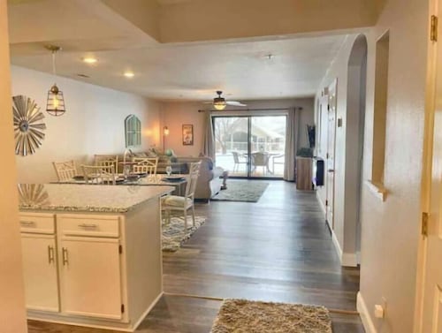 Pools, Hot Tub, Sauna, Gorgeous, 3 min to Strip!