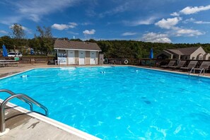 Outdoor pool - Walk to Table Rock Lake/SDC Fireworks View! (Branson)