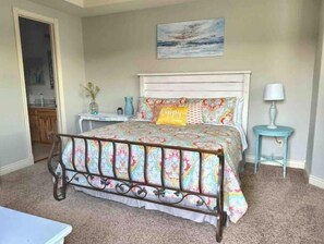 2 bedrooms, iron/ironing board, travel crib, WiFi - Walk to Table Rock Lake/SDC Fireworks View! (Branson)