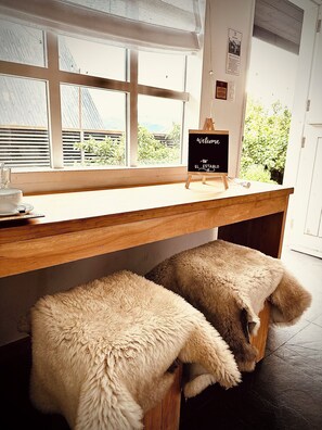 Caja fuerte, cortinas opacas, sistema de insonorización y wifi gratis